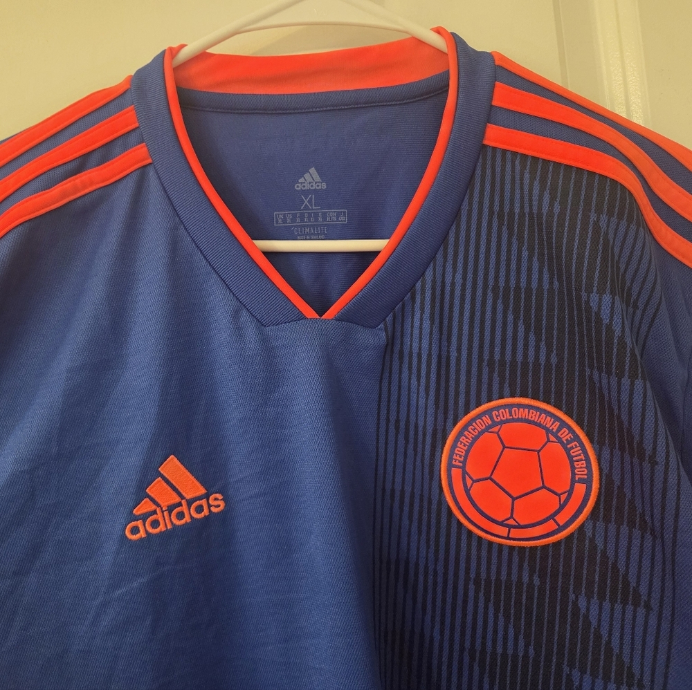 Authentic Colombia National Soccer 2018/19 Away jersey - Picture 2 of 9